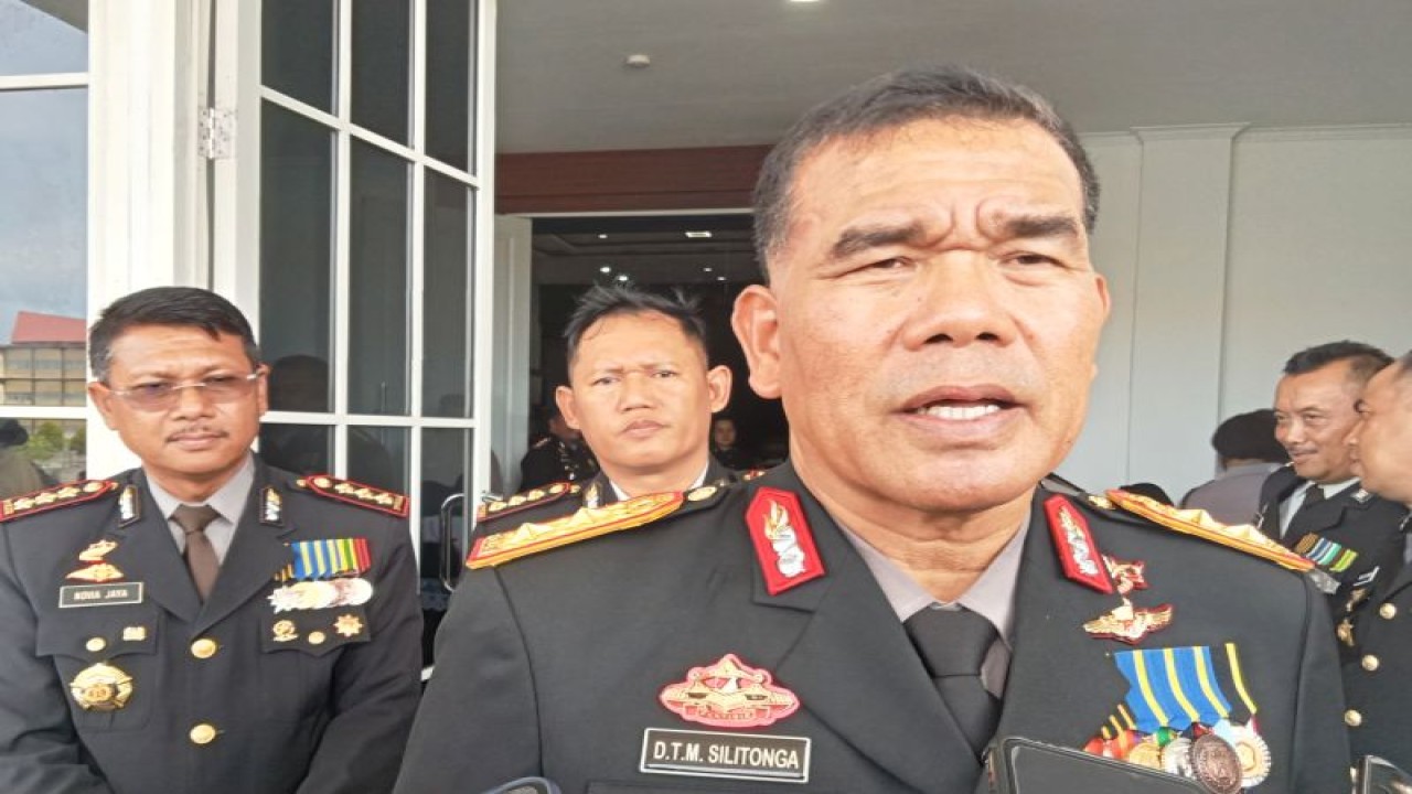 Kapolda Papua Barat Inspektur Jenderal Daniel Tahi Monang Silitonga saat diwawancara di Manokwari, Senin. ANTARA/Fransiskus Salu Weking.