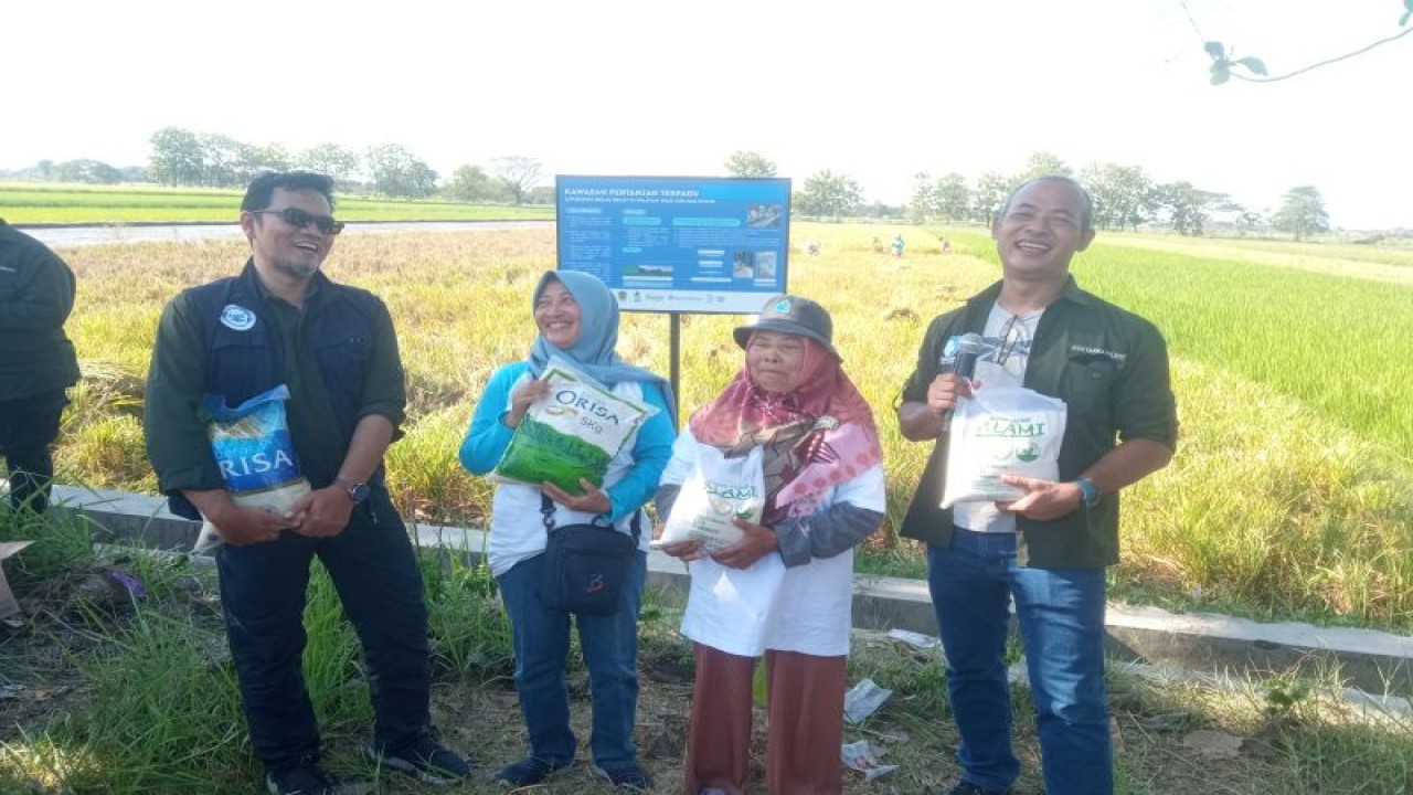 Direktur Sustainable Development Danone Indonesia Karyanto Wibowo bersama Direktur Gita Pertiwi Titik Eka Sasanti dalam Media Visit di bagian hilir Daerah Aliran Sungai (DAS) Pusur, Klaten, Jawa Tengah, Rabu (12/07/2023). (Antara/ Muhammad Heriyanto)