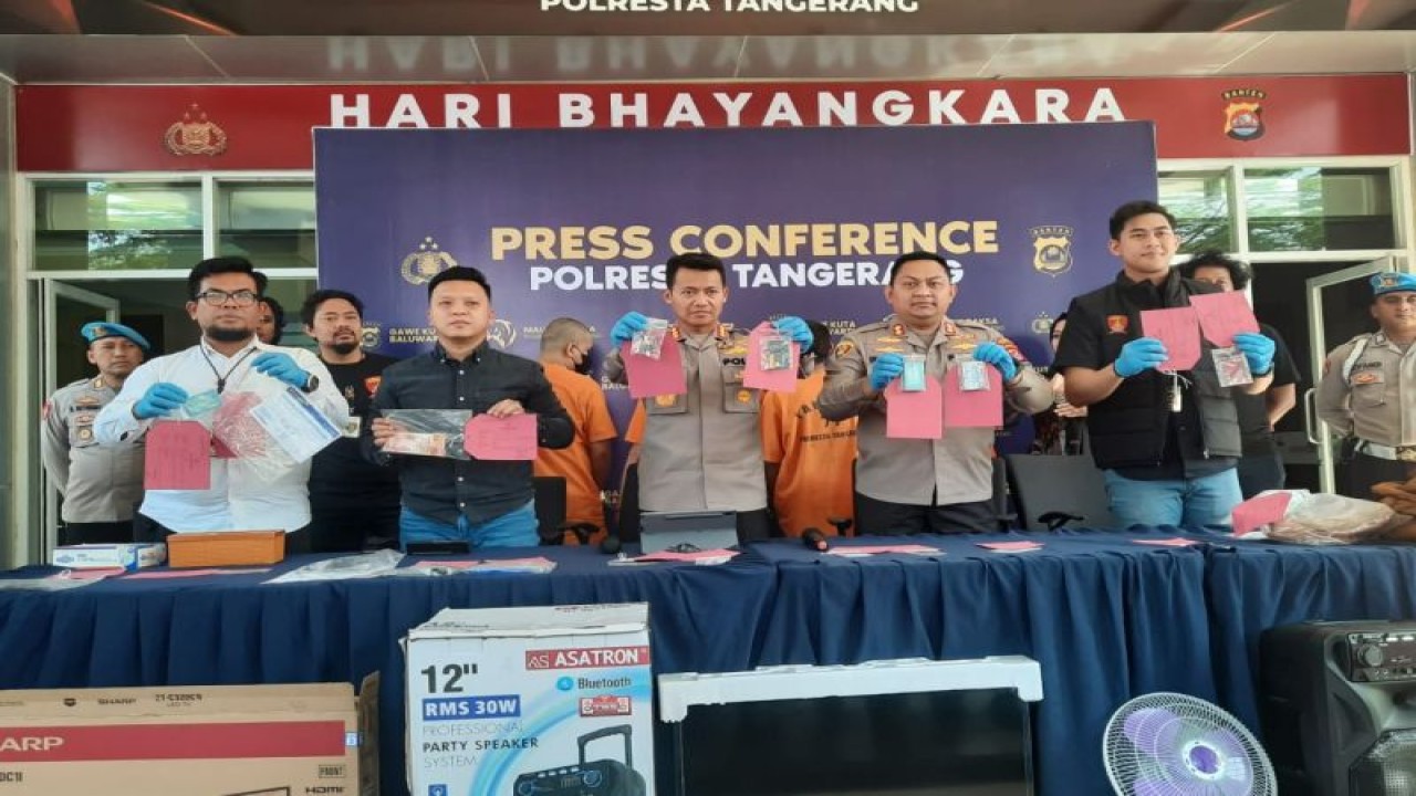 Kapolresta Tangerang Kombes Pol Sigit Dany Setiyono saat menunjukan barang bukti hasil ungkap kasus ganjal ATM (Azmi)