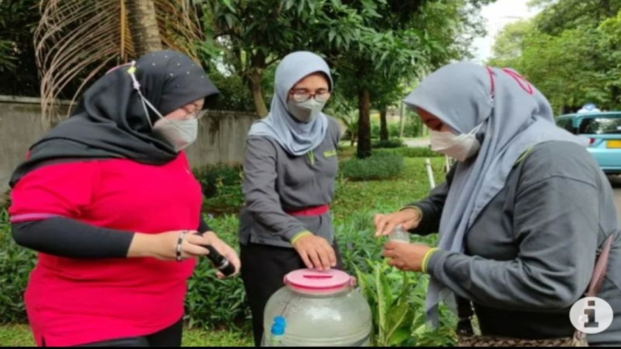 Arsip Foto - Warga Kelurahan Selong, Kecamatan Kebayoran Baru, Jakarta Selatan, mengecek jentik nyamuk di genangan air, Jumat (9/12/2022). ANTARA/HO-Kominfotik Jakarta Selatan