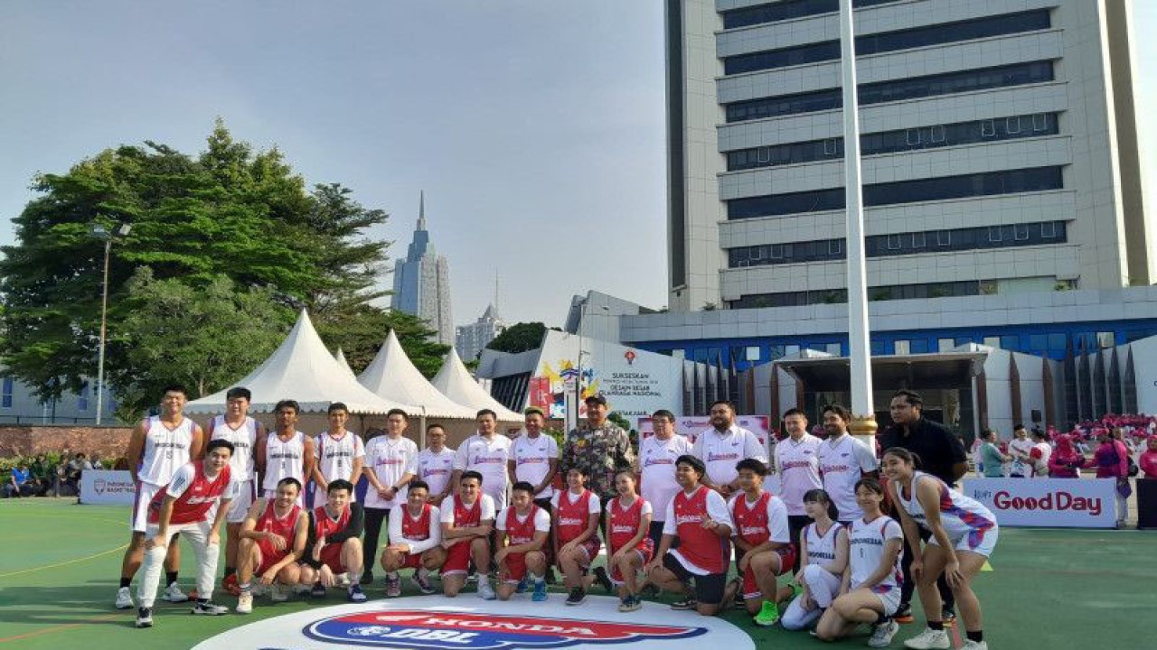 Para pemain tim all star DBL Indonesia berfoto bersama dengan Menteri Pemuda dan Olahraga (Menpora) Dito Ariotedjo dalam acara pembukaan Honda DBL Indonesia with Kopi Good Day 2023 di Lapangan Plaza Kemenpora, Jumat (14/7/2023). (ANTARA/FAJAR SATRIYO)