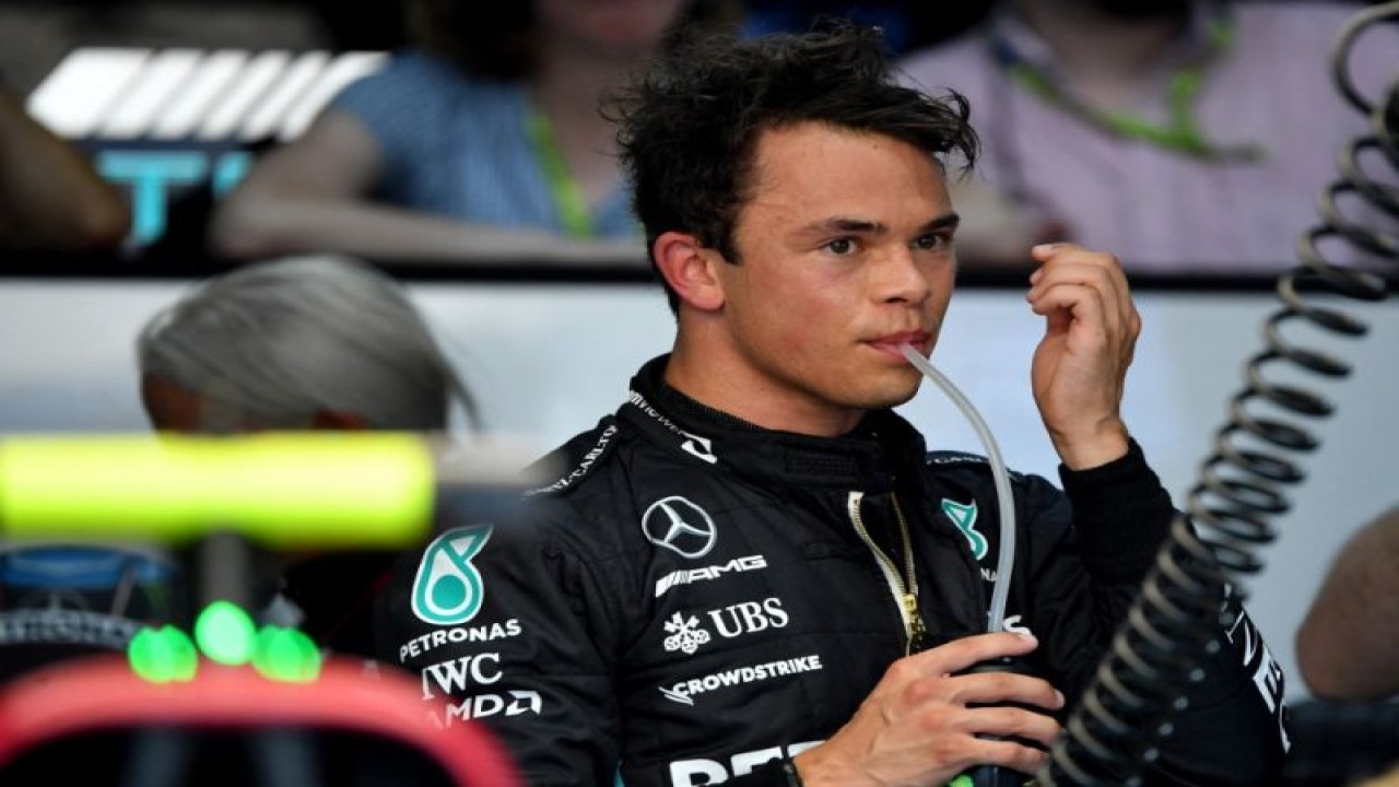 Arsip - Pebalap Belanda Nyck de Vries berada di garasi tim Mercedes saat sesi latihan bebas Grand Prix Prancis, Le Castellet. (22/7/2022) (AFP/SYLVAIN THOMAS)