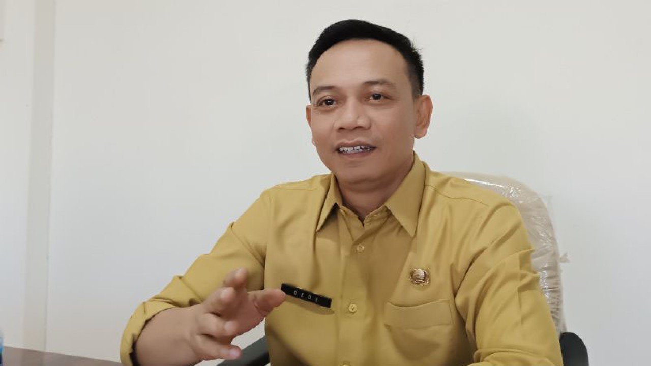 Kepala DPMPTSP Kabupaten Cirebon Dede Sudiono memberi keterangan di Cirebon, Jawa Barat, Selasa (4/7/2023). (ANTARA/Khaerul Izan)