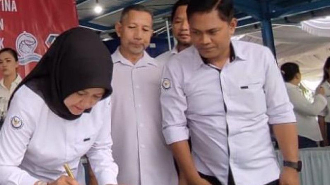Kepala BKIPM Pangkalpinang Dedy Arief Hendriyanto (pinggir kanan berdiri) menyaksikan penandatangan peresmian tambak pembenihan udang vaname. ANTARA/Kasmono