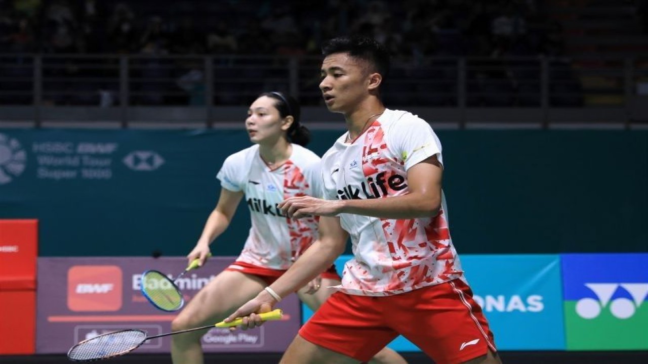 Pasangan ganda campuran Indonesia Dejan Ferdinansyah/Gloria Emanuelle Widjaja beraksi pada pertandingan perempat final Malaysia Open 2023 di Axiata Arena, Kuala Lumpur, Malaysia, Jumat (13/1/2023). Dejan/Gloria melaju ke semifinal setelah mengalahkan ganda campuran Korea Selatan Kim Won Ho/Jeong Na Eun 21-16, 21-19. (ANTARA/HO-PBSI)