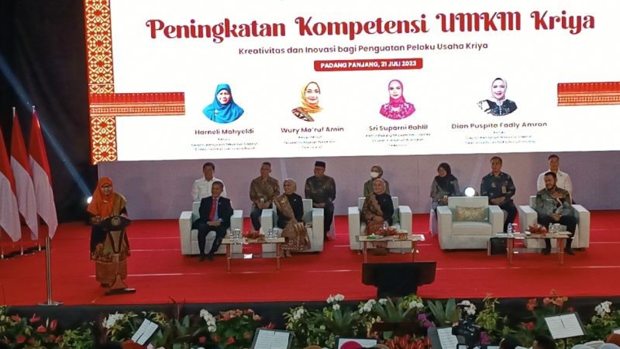Ketua Dekranasda Sumbar Ny. Harneli Mahyeldi saat menghadiri pembukaan Peningkatan Kapasitan SDM UMKM Kriya di Padang Panjang, Jumat (21/7). (ANTARA/Miko Elfisha)