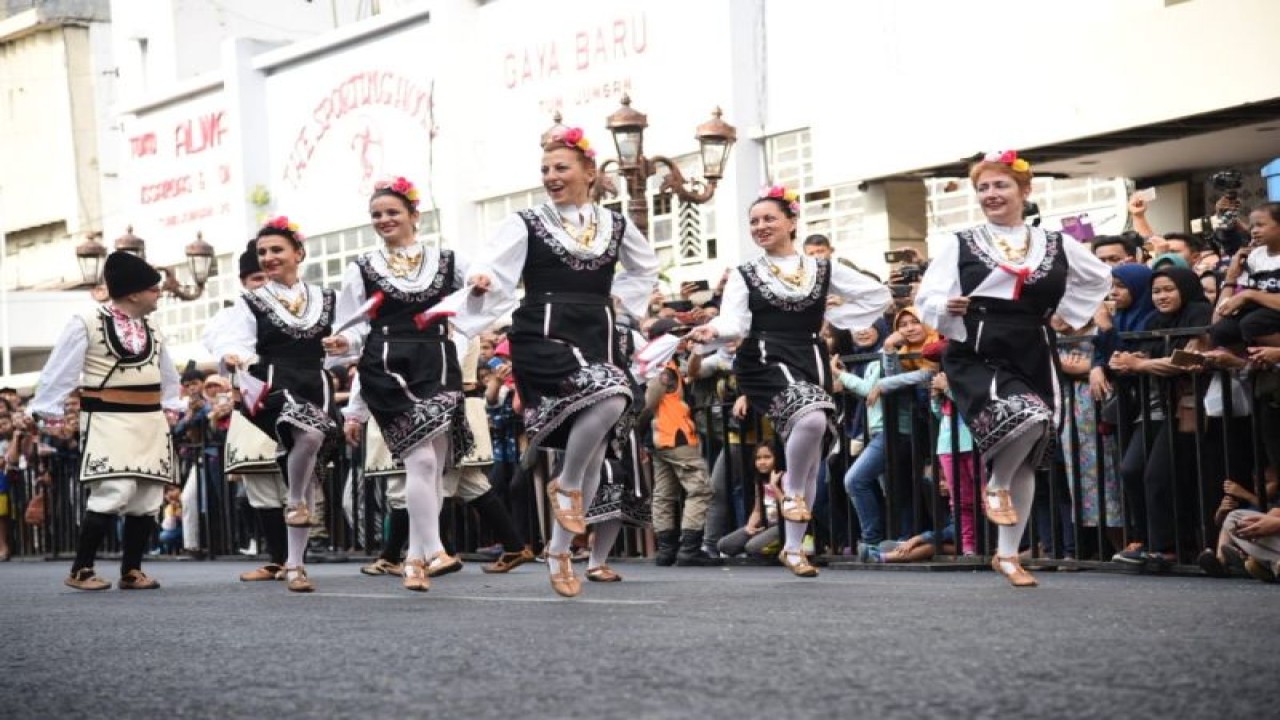 Foto Arsip - Salah satu peserta Surabaya Cross Culture International Folk Art Festival (SCCIFAF) memperagakan tari-tari dari negaranya di Balai Kota Surabaya beberapa tahun lalu. (ANTARA/HO-Diskominfo Surabaya)