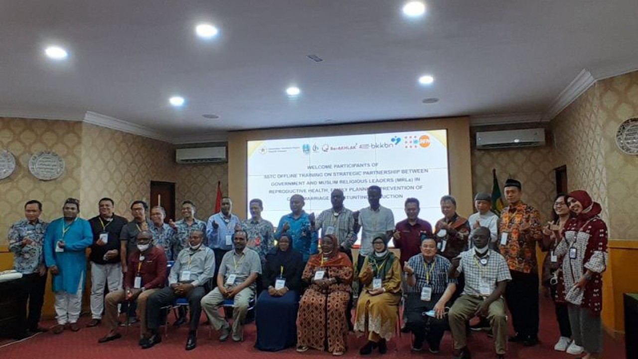 Para delegasi Asia-Afrika yang tergabung dalam pelatihan kerja sama Selatan-Selatan berfoto bersama di aula RSU Haji Surabaya usai belajar seputar pelayanan di bidang kesehatan reproduksi dan keluarga berencana (KB) pada Rabu (26/7/2023). (ANTARA/Lintang Budiyanti Prameswari)