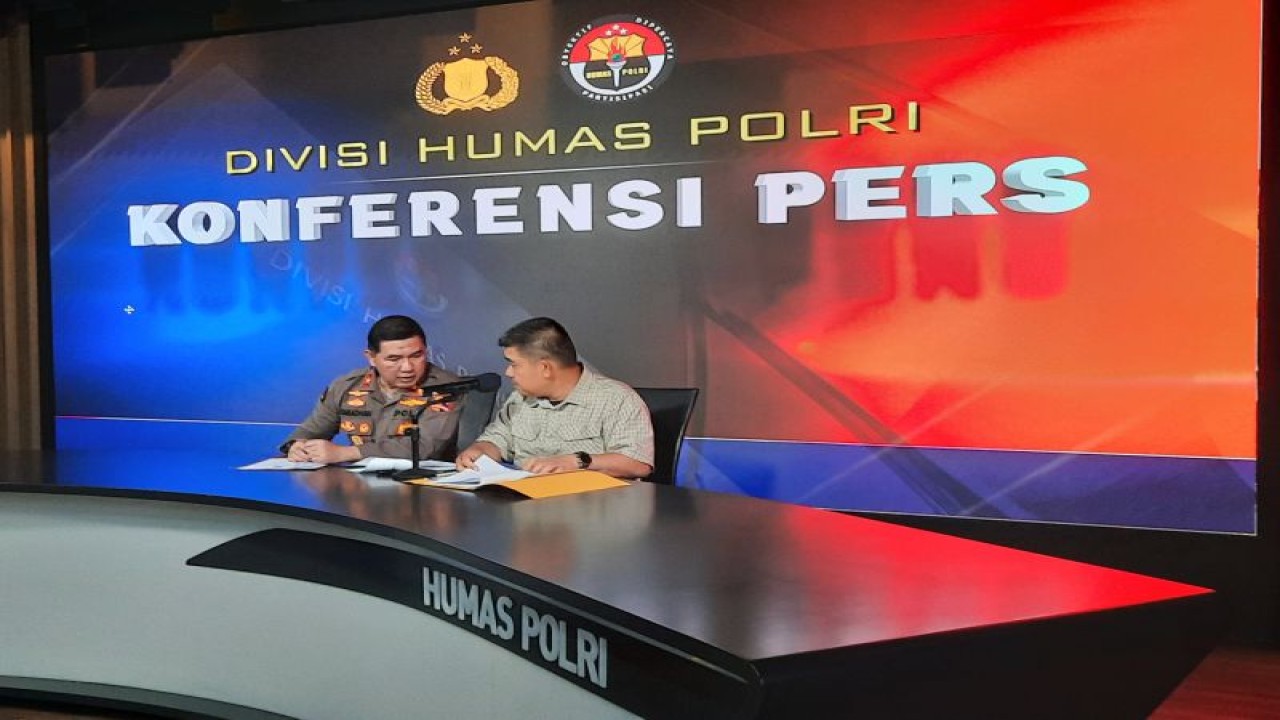 Karopenmas Divisi Humas Polri Brigjen Pol. Ahmad Ramadhan (kiri) dan Juru Bicara Densus 88 Antiteror Polri Kombes Pol. Aswin Siregar saat memberikan keterangan pers penangkapan teroris jaringan JI kelompok Zulkarnaen dan Upik Lawangan di Lampung, Kamis (13/4/2023). (ANTARA/Laily Rahmawaty)