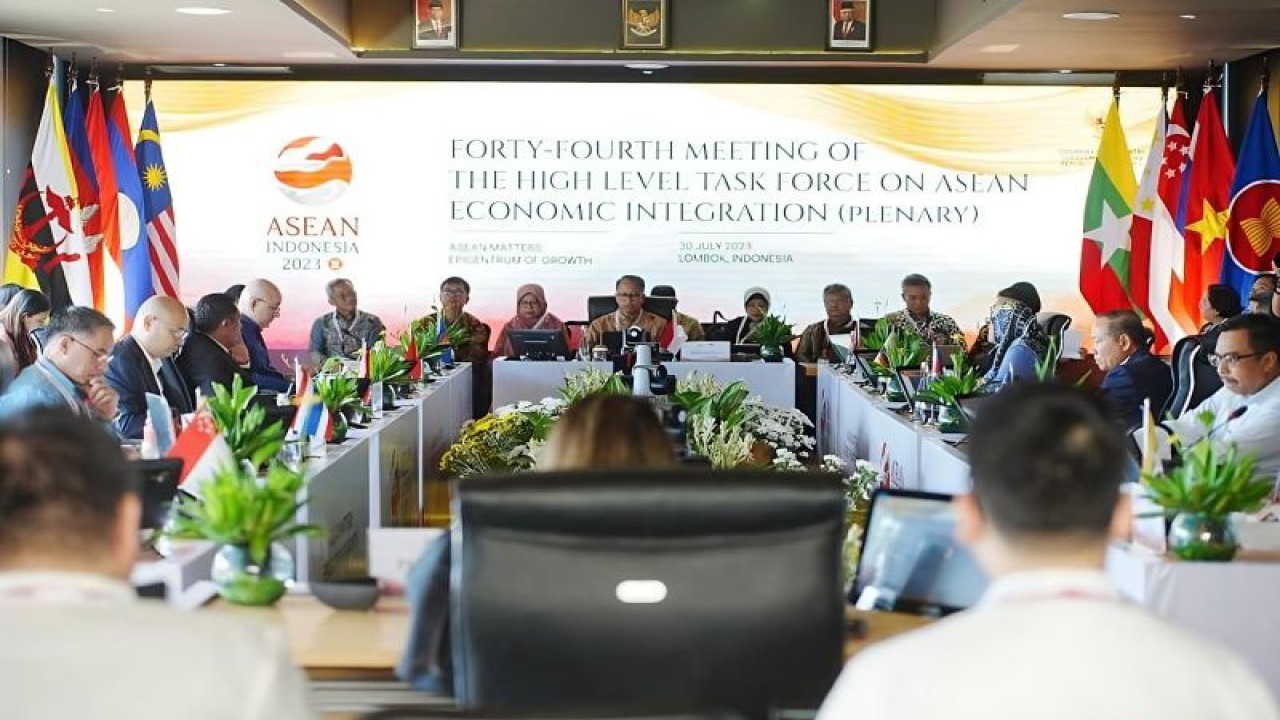 Deputi Bidang Koordinasi Kerja Sama Ekonomi Internasional Kemenko Perekonomian Edi Prio Pambudi menyampaikan, Indonesia saat ini tengah memperkuat peranannya melalui "The 44th Meeting of the High-Level Task Force on ASEAN Economic Integration and Related Meetings" guna mendorong pertumbuhan ekonomi yang cepat dan merata, Jakarta, Senin (31/7/2023). ANTARA/HO-Kemenko Perekonomian.  KOMENTAR