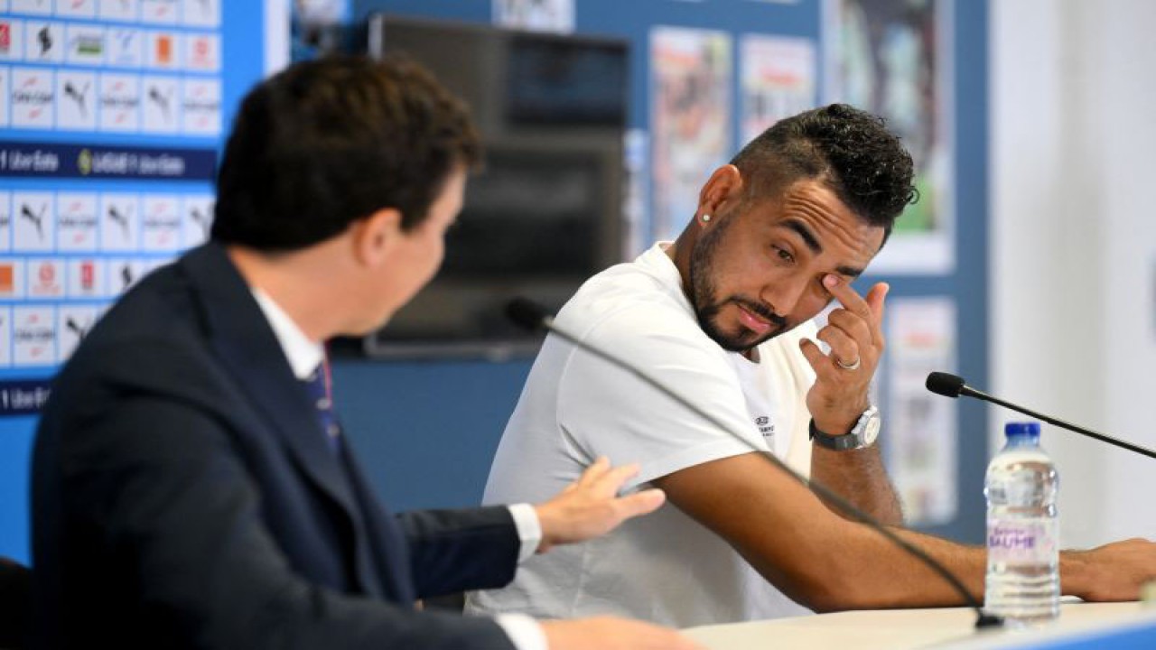 Dimitri Payet (kanan) meneteskan air mata saat mengucapkan perpisahan dengan Olympique Marseille dalam sebuah konfrensi pers di Velodrome stadium pada 21 Juli 2023. ANTARA/AFP/NICOLAS TUCAT