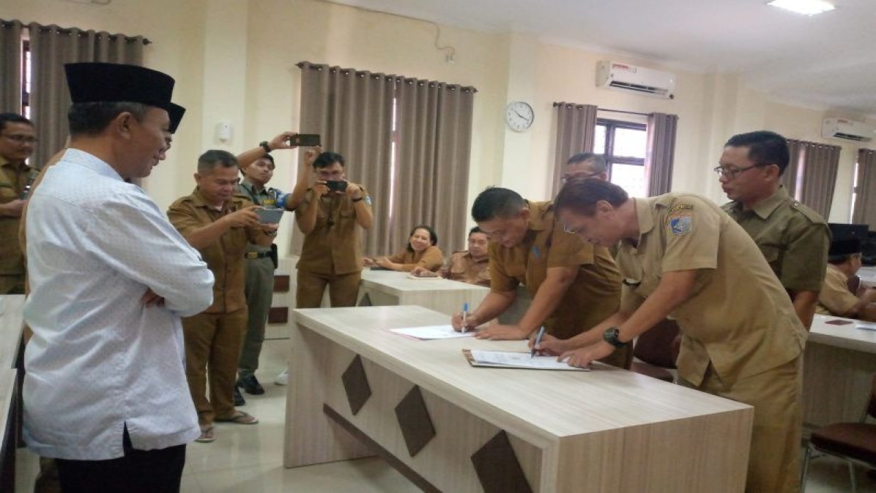 Acara penandatanganan kerja sama Dinas Dukcapil Kabupaten Lombok Barat dengan semua puskesmas dalam rangka percepatan peningkatan pelayanan kesehatan, Selasa (4/7/2023). (ANTARA/HO-Humas Pemkab Lombok Barat)