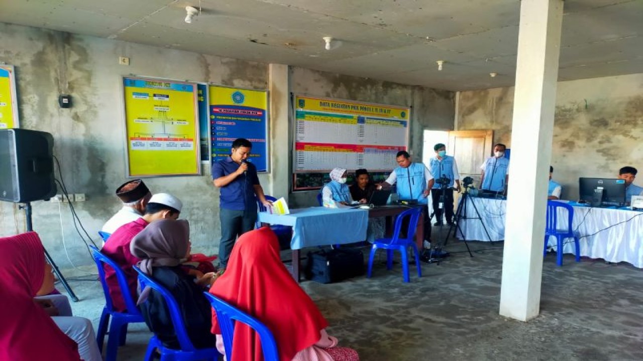 Warga saat mendaftar pembuatan administrasi kependudukan dari Dinas Dukcapil Lombok Barat, Nusa tenggara Barat, Rabu (5/7/2023) (ANTARA/Humas Pemkab Lombok Barat)