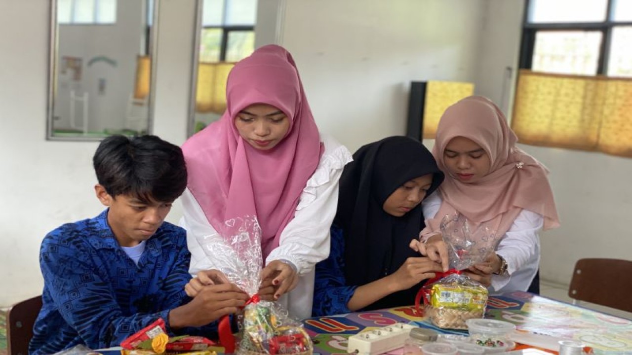 Guru mendampingi siswa untuk membuat kerajinan tangan di SKH Negeri 02 Lebak, Banten, Rabu (14/6/2023). (ANTARA/Astrid Faidlatul Habibah)