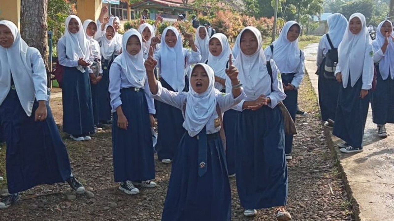 Siswa SMP Negeri 10 berunjuk rasa untuk menuntut penggantian kepala sekolah di Desa Agung Jaya, Kecamatan Air Manjunto, Kabupaten Mukomuko, Provinsi Bengkulu, Senin (31/7/2023). (ANTARA/Ferri A)