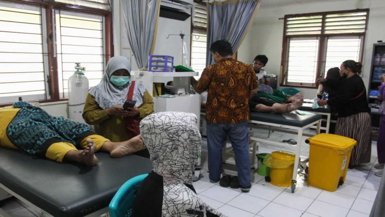 Sejumlah warga Kalilom Lor Indah Seruni II, Tanah Kalikedinding, Kecamatan Kenjeran, Surabaya menjalani perawatan di puskesmas setempat, Sabtu (1/7/2023). Mereka dirawat, lantaran diduga mengalami keracunan seusai menyantap hidangan hasil olahan daging kurban. (ANTARA/Didik Suhartono)