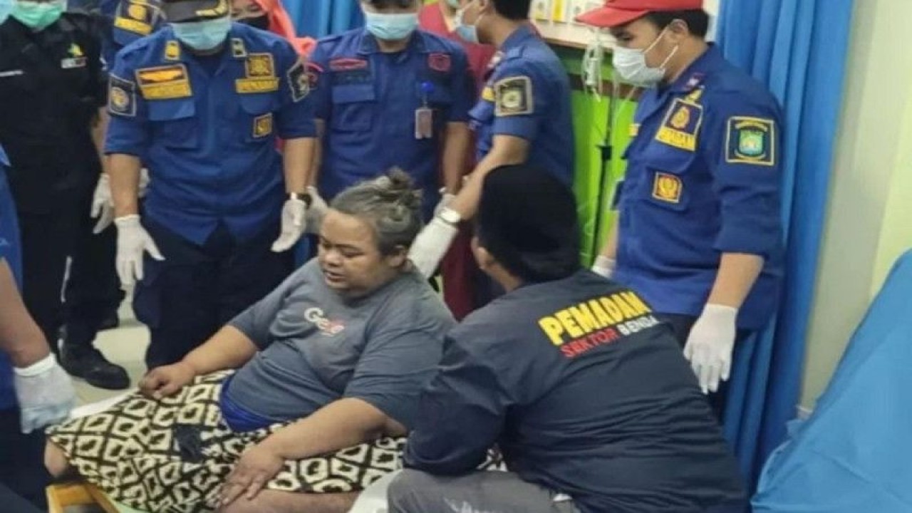 Cipto Raharjo (42), warga Jalan Tirtayasa RT02/RW09 Kunciran Indah, Kecamatan Pinang saat dievakuasi oleh tim BPBD Kota Tangerang dari kediamannya ke RSUD Kota Tangerang. ANTARA/Irfan