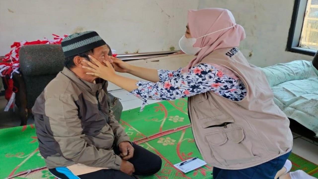 Petugas kesehatan memeriksa warga yang terdampak kepulan asap dari kebakaran sampah TPA Pasir Bajing, Kabupaten Garut, Jawa Barat. (ANTARA/HO-Dinkes Garut)