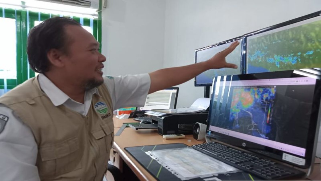 Prakirawan BMKG Stasiun Meteorologi Moses Kilangin Timika, Kabupaten Mimika, Provinsi Papua Tengah, saat memantau cuaca, Selasa (18/7/2023). (FOTO ANTARA/Agustina Estevani Janggo)
