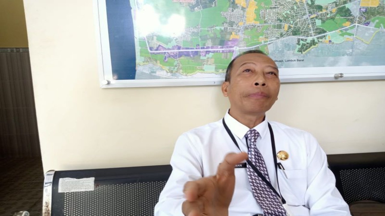 Kepala Dinas Sosial (Dinsos) Kota Mataram Sudirman. (ANTARA/Nirkomala)