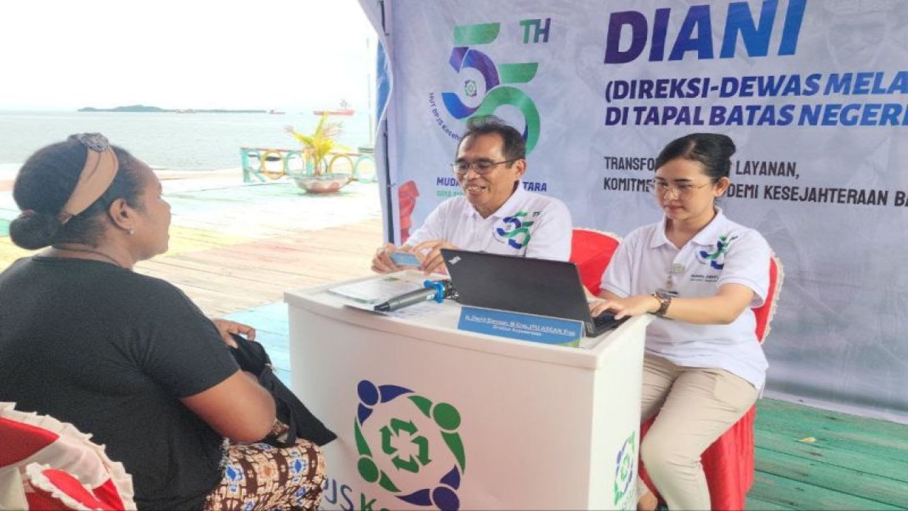 BPJS Kesehatan mengedukasi sekaligus membuka layanan pemeriksaan kesehatan secara gratis bagi masyarakat di Pulau Doom, Kota Sorong, Papua Barat Daya. (ANTARA/HO-BPJS Kesehatan)