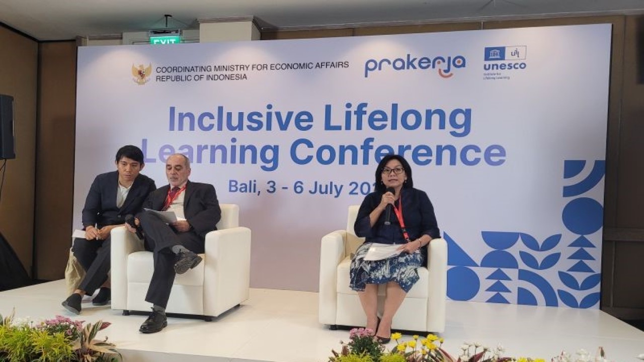 Direktur Eksekutif Manajemen Pelaksana Program Kartu Prakerja Denni Purbasari (kanan) dalam konferensi pers pada acara Inclusive Lifelong Learning Conference (ILLC) yang diadakan di Badung, Bali, Senin (3/7/2023). (ANTARA/Sean Filo Muhamad)