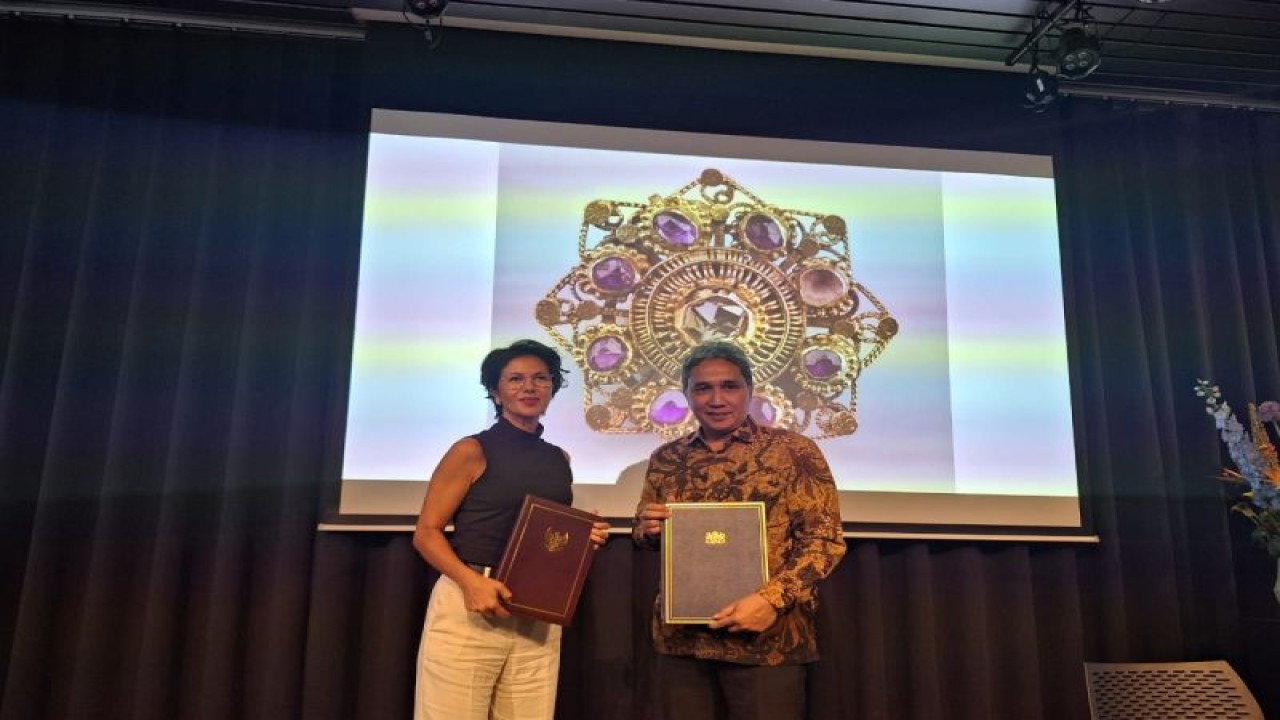 Direktur Jenderal Kebudayaan Kemendikbudtistek Hilmar Farid dalam penyerahan barang koleksi bersejarah milik Indonesia oleh Pemerintah Belanda di Museum Volkenkunde, Leiden, Belanda, Senin (10/7/2023). (ANTARA/HO-Kemendikbudristek)