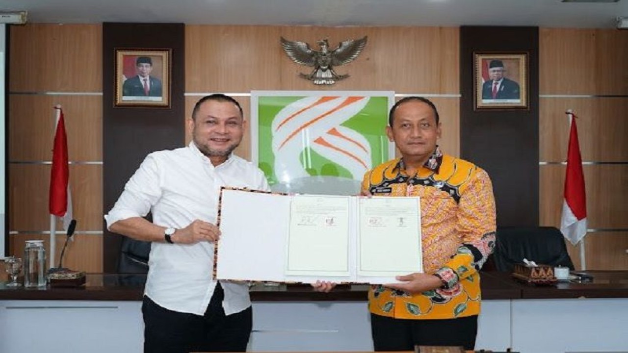 Direktur PTPN VI M Iswan Achir dan Kepala BNNP Jambi Wisnu Handoko SIK, MH di lantai III ruang sawit gedung PTPN VI berlokasi di Kota Jambi.(ANTARA/HO/Humas PTPN VI)