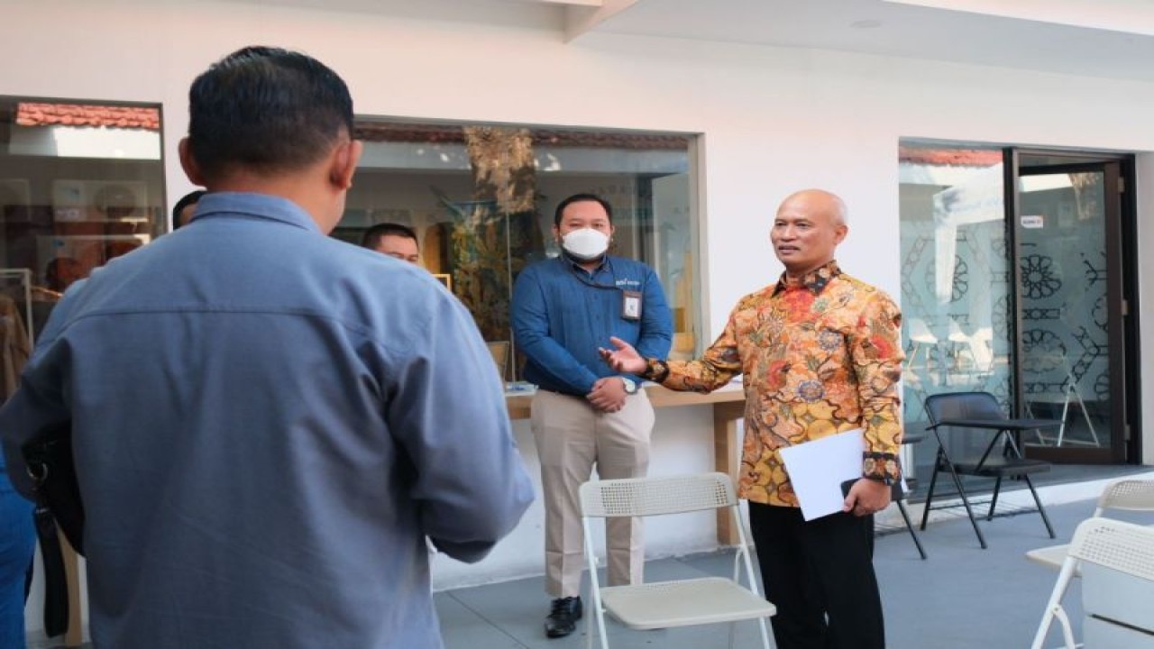 Direktur Retail Banking BSI Ngatari saat berdiskusi dengan para pelaku usaha di BSI UMKM Centre Surabaya. (ANTARA/HO-Humas BSI)