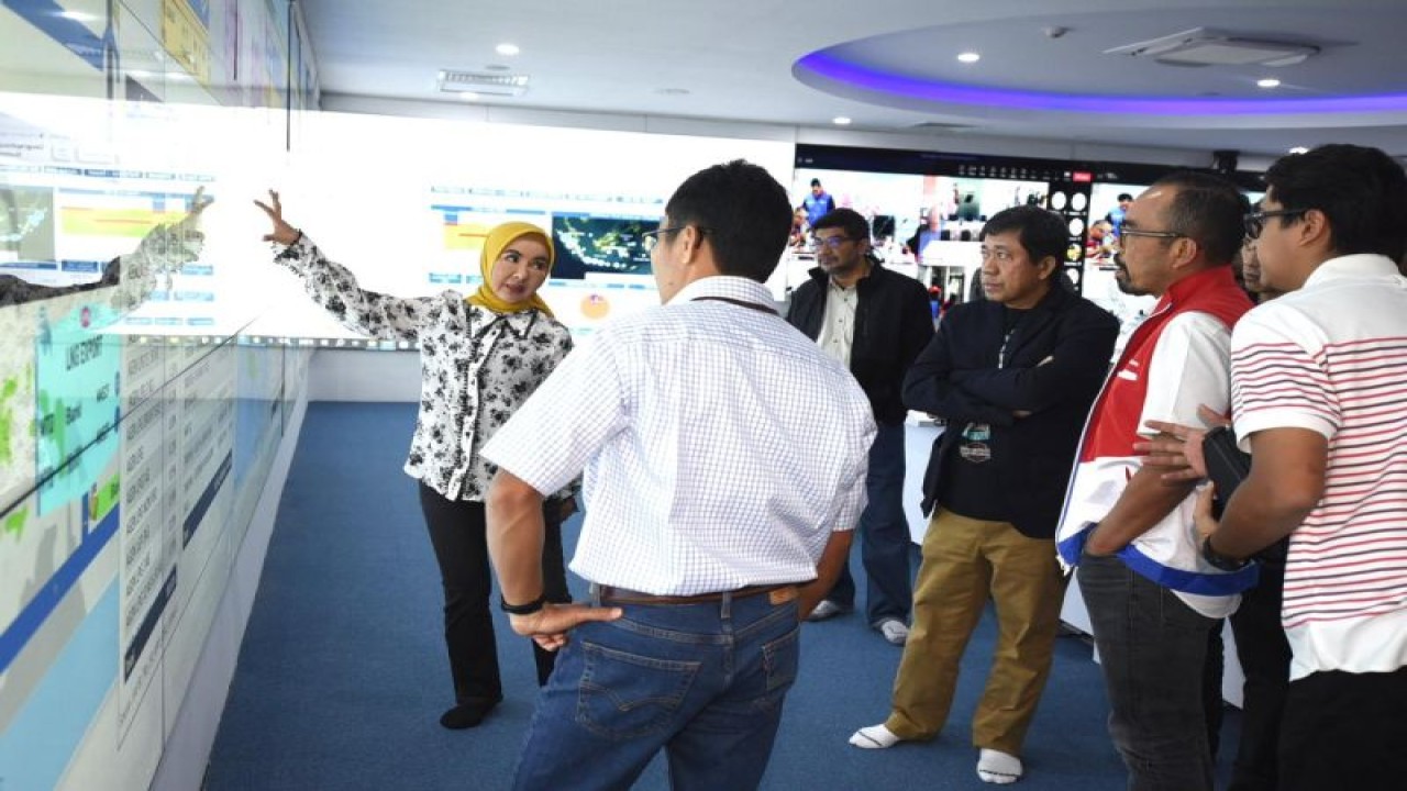Dirut Pertamina Nicke Widyawati (kiri) memantau kondisi suplai dan distribusi elpiji 3 kg di seluruh wilayah Indonesia dari Pertamina Integrated Enterprise Data and Command Center (PIEDCC), Grha Pertamina, Jakarta, Sabtu (29/7/2023). ANTARA/HO-Pertamina
