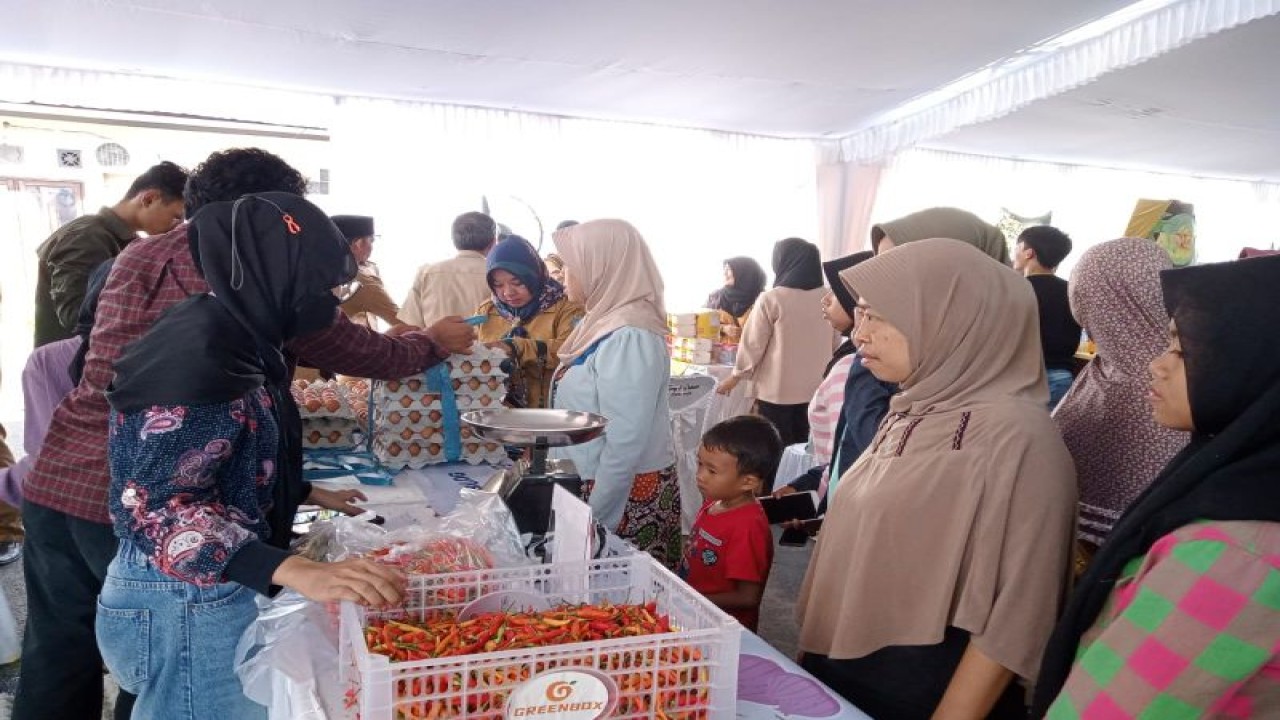 Dokumen: pedagang cabai bazar gerakan pangan murah (GMP) Kota Mataram, Provinsi Nusa Tenggara Barat, didatangi pembeli, Senin (26/6-2023) (ANTARA/Nirkomala)