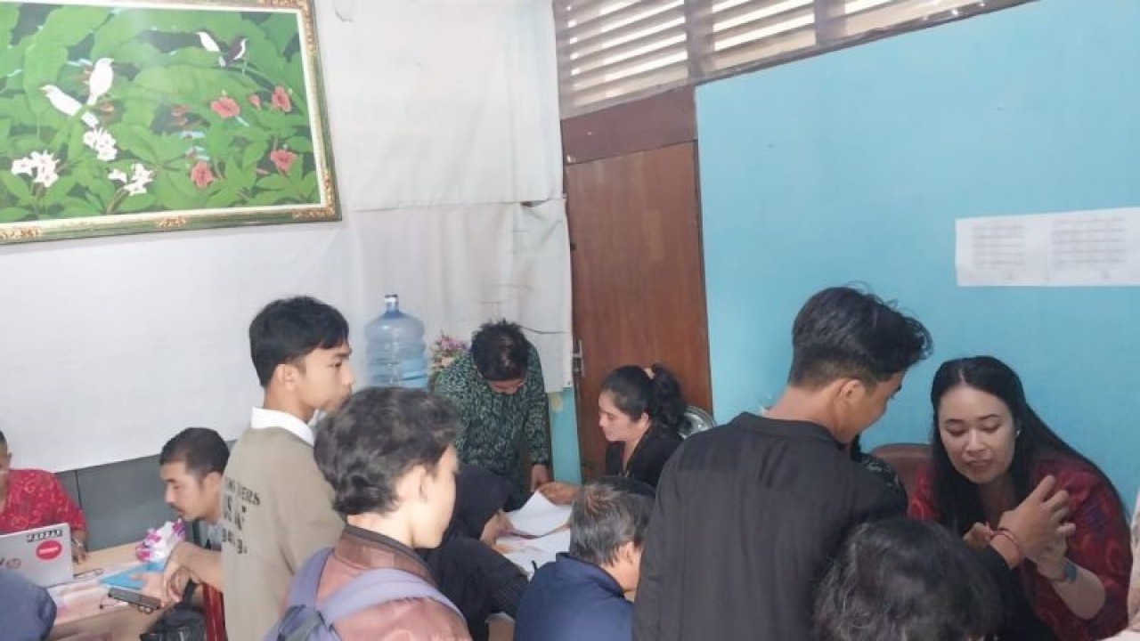 Suasana Kantor Disdikpora Bali saat orang tua peserta PPDB melaporkan keluhan di Denpasar, Selasa (4/7/2023). ANTARA/Ni Putu Putri Muliantari
