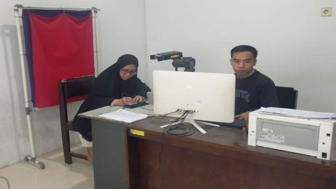 Warga melakukan pendaftaran pembuatan KTP di kantor Dinas Dukcapil Kabupaten Lombok Barat, Nusa Tenggara Barat (ANTARA/HO-Humas Pemkab Lombok Barat)