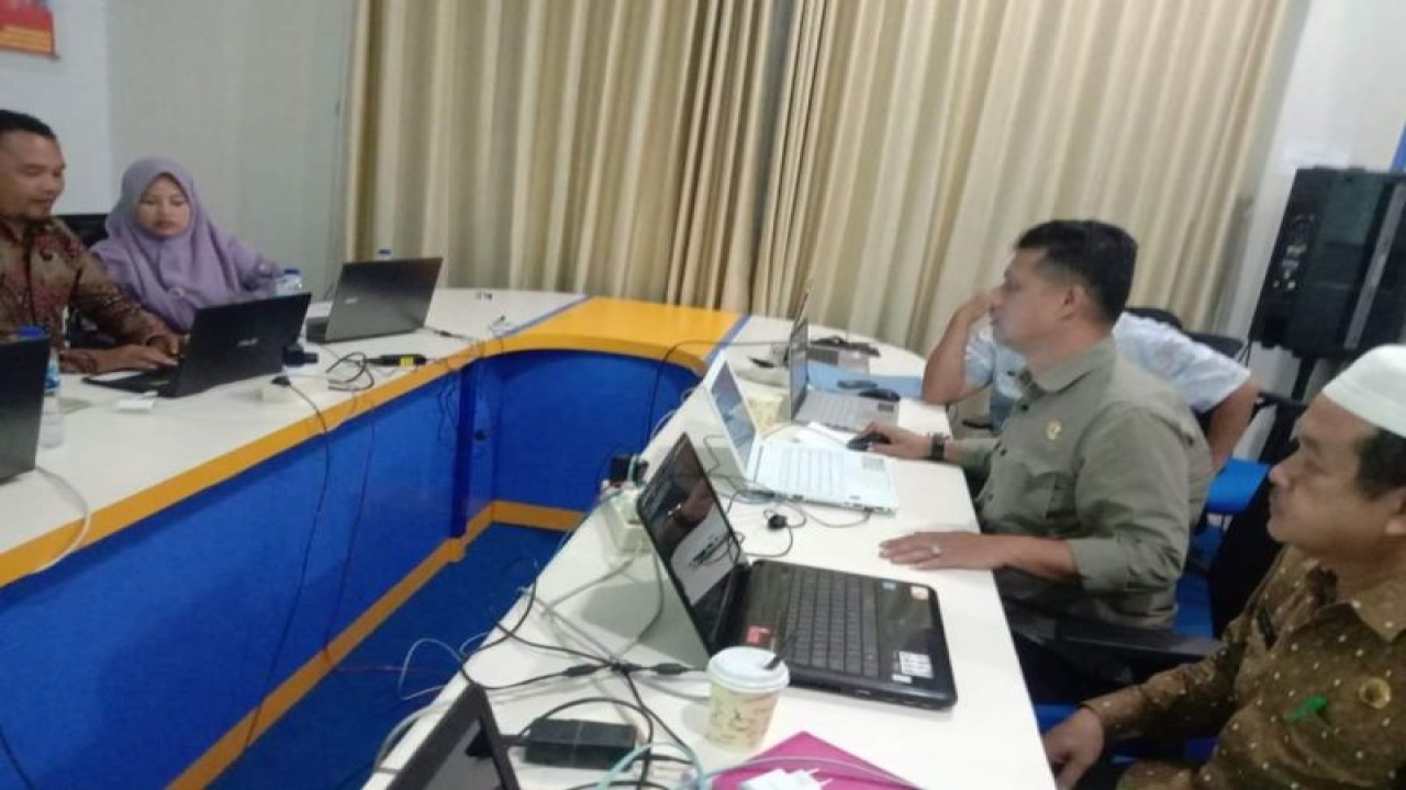 Sekretaris Daerah Pasaman Barat Hendra Putra saat melakukan monitoring pemutakhiran administrasi kependudukan warga nagari defenitif. (Antara/Altas Maulana).