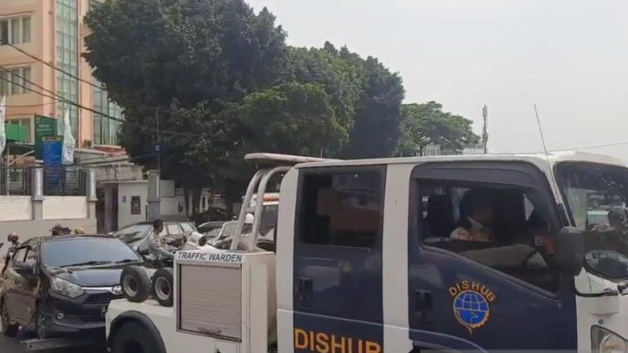 Mobil Dinas Perhubungan DKI Jakarta tengah menderek mobil yang parkir liar di bahu jalan di Jalan Matraman Raya, Jatinegara, Jakarta Timur, Kamis (13/7/2023). ANTARA/Syaiful Hakim