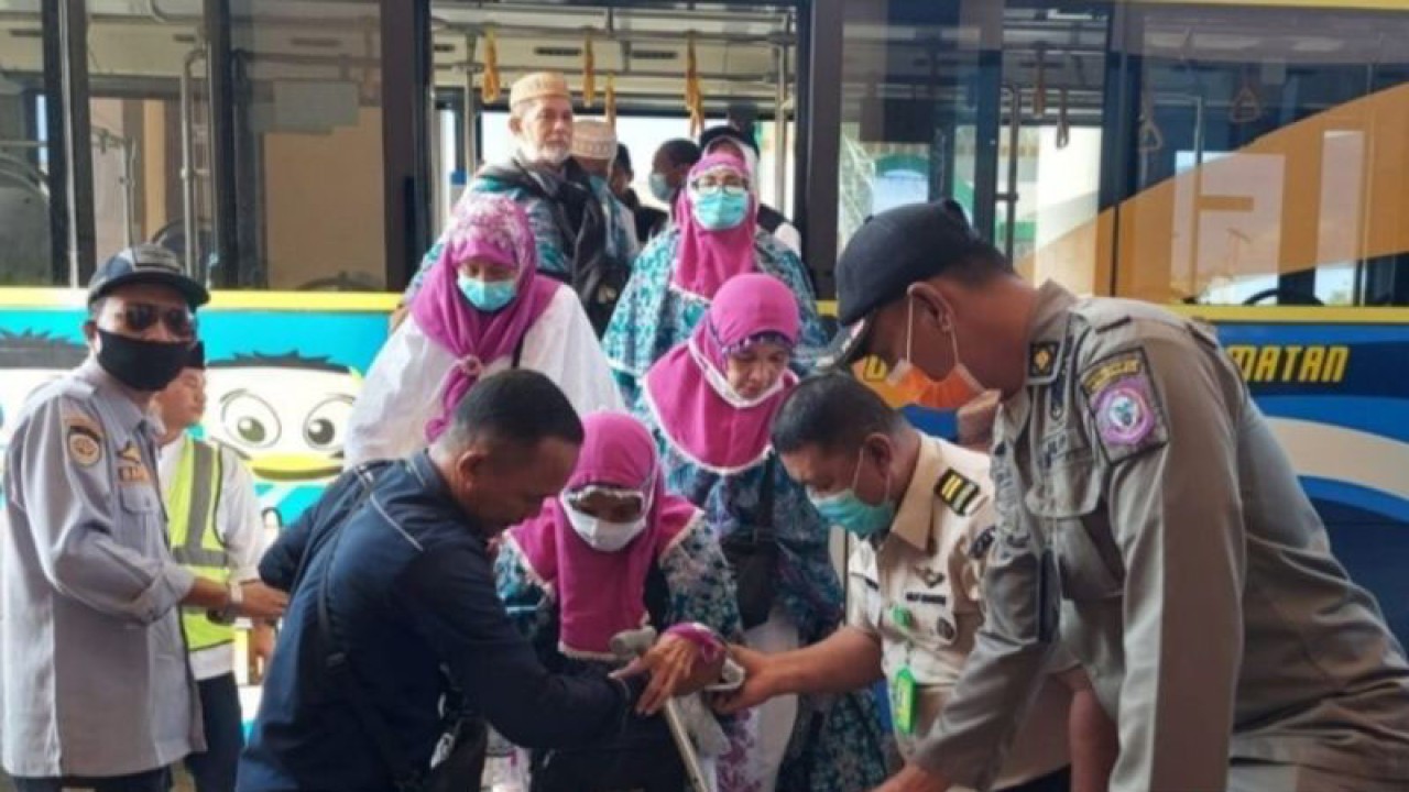 Dinas Perhubungan Provinsi Gorontalo menyiapkan 22 unit bus penjemputan jamaah haji kloter 29 asal Gorontalo yang tiba di Bandara Djalaluddin di Isimu, Kabupaten Gorontalo, pada (26/7). (ANTARA/Susanti Sako)