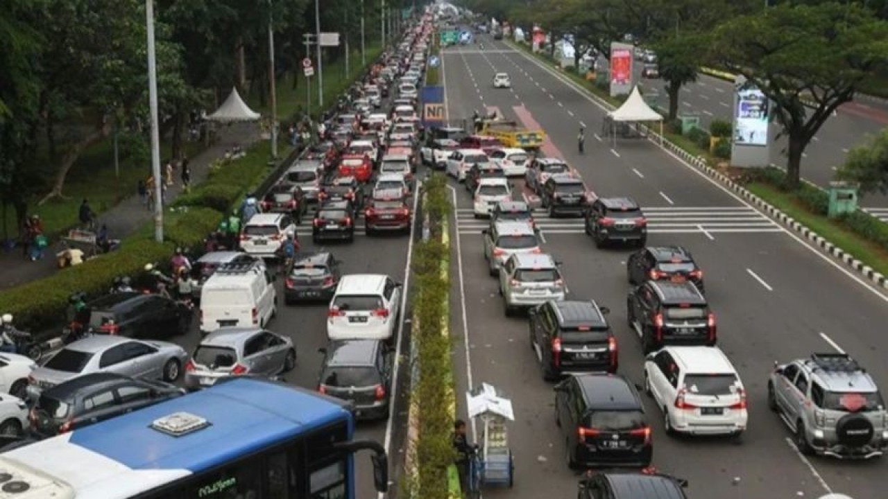 Kepadatan kendaraan bermotor terjadi di Jalan Benyamin Sueb ke arah arena Pekan Raya Jakarta (PRJ) JIExpo Kemayoran, Jakarta, Minggu (25/6/2023). ANTARA FOTO/Aditya Pradana Putra/pras/aa