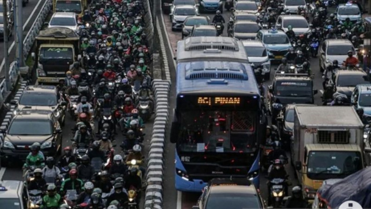 Sejumlah kendaraan terjebak kemacetan pada jam pulang kerja di Jalan Gatot Subroto, Jakarta, Selasa (9/5/2023). ANTARA FOTO/Fauzan/YU/aa