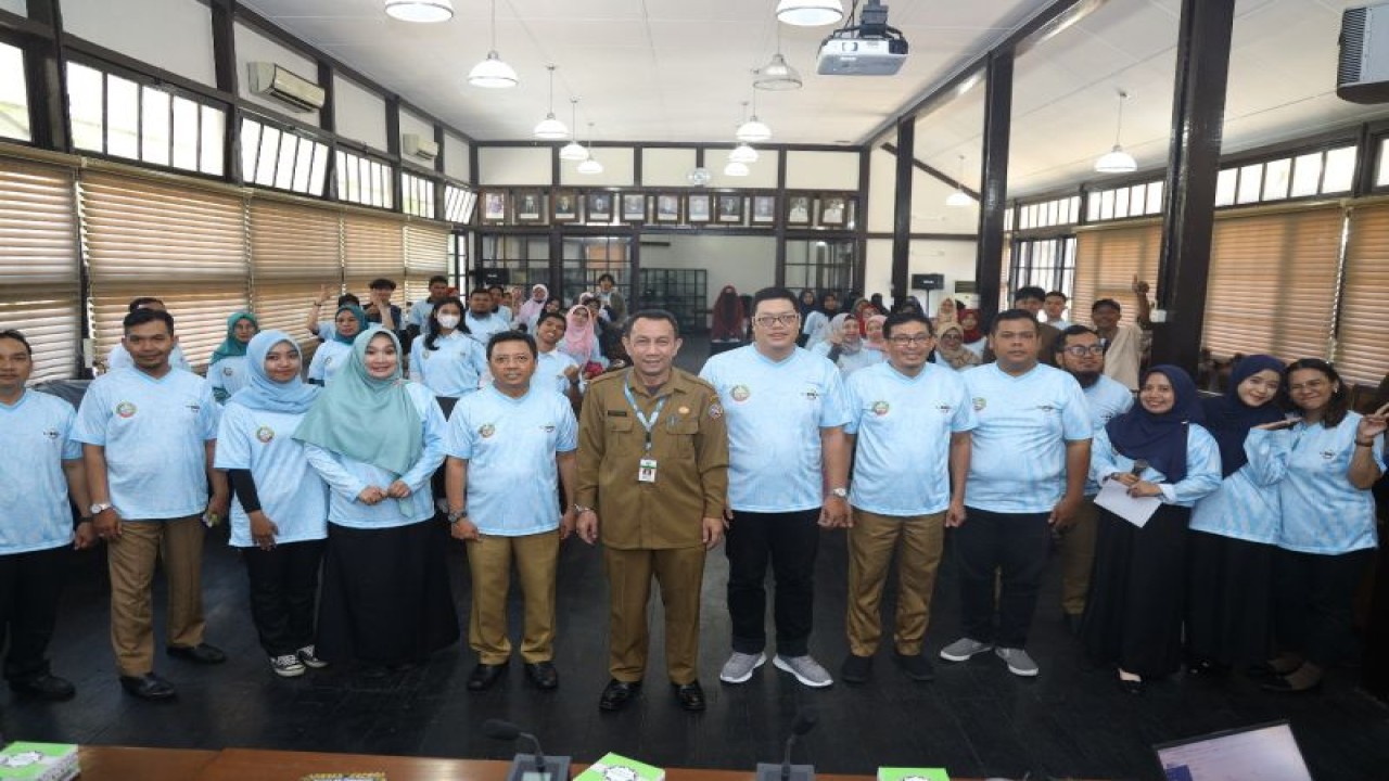 Kepala Diskominfo Kota Pontianak, Zulkarnain foto bersama peserta Pelatihan Digitalisasi KIM Pontianak di Pontianak, Selasa (18/7/2023). (ANTARA/HO-Diskominfo Pontianak).