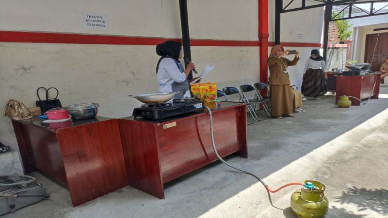 Kegiatan pelatihan kerja tata boga yang sudah dilaksanakan Dinas Tenaga Kerja (Disnaker) Kota Mataram, Provinsi Nusa Tenggara Barat pada tahun 2022. (ANTARA/HO-Disnaker Kota Mataram)