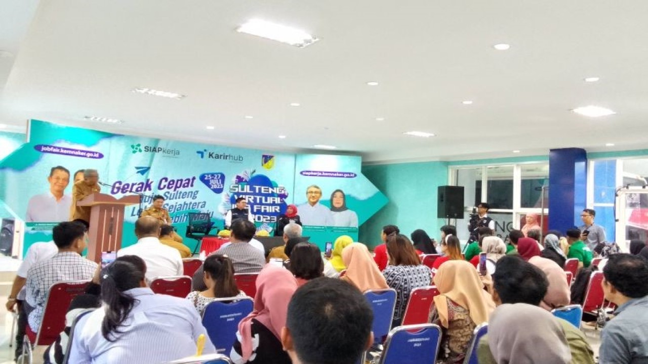 Kepala Disnakertrans Provinsi Sulteng Arnold Firdaus membuka kegiatan Sulteng Virtual Job Fair di Palu, Selasa (25/7/2023). (ANTARA/Nur Amalia Amir)