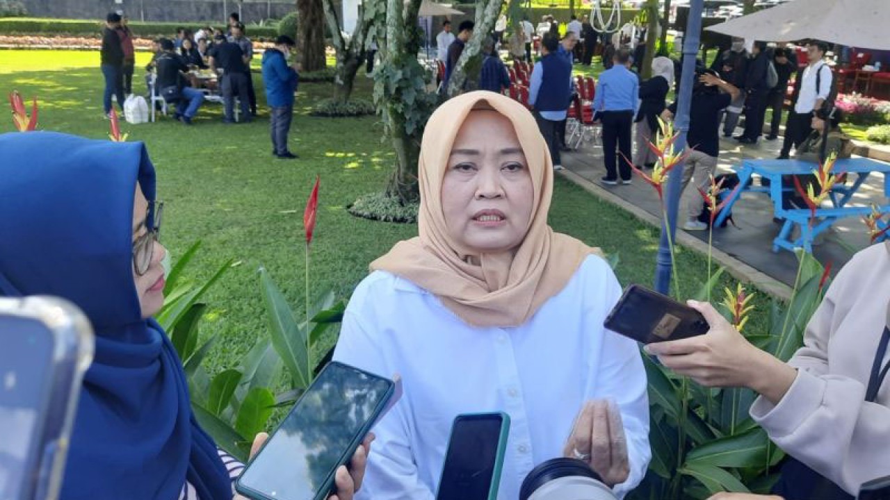 Kepala Dinas Perindustrian dan Perdagangan (Disperindag) Jawa Barat Noneng Komara Nengsih. (ANTARA/Ajat Sudrajat)