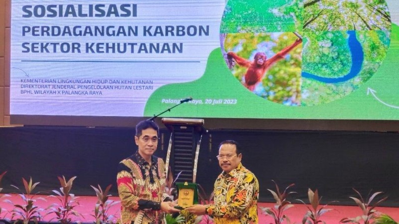 Dirjen Pengelolaan Hutan Lestari KLHK Agus Justianto (kiri) menyerahkan cenderamata kepada Sekda Kalimantan Tengah Nuryakin di Palangka Raya, Kamis, (20/7/2023). (FOTO ANTARA/Muhammad Arif Hidayat)