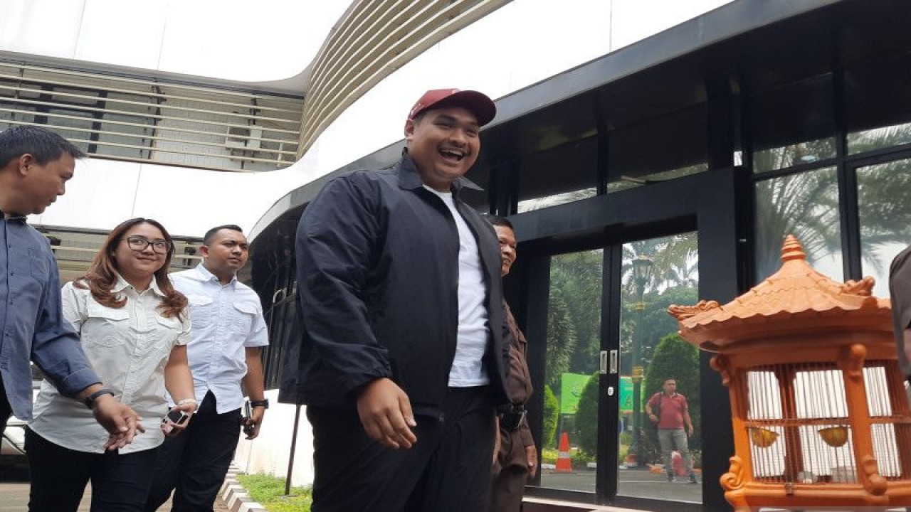 Menteri Pemuda dan Olahraga (Menpora) RI Dito Bimo Nandito Ariotedjo tiba di Gedung Bundar Jampidsus, Kompleks Kejagung RI, Jakarta, Senin (3/7/2023). (ANTARA/Fath Putra Mulya)