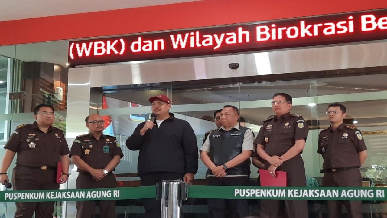Menteri Pemuda dan Olahraga (Menpora) RI Dito Bimo Nandito Ariotedjo (tiga kiri) memberikan keterangan pers usai pemeriksaan di Kejaksaan Agung RI, Jakarta, Senin (3/7/2023). (ANTARA/Fath Putra Mulya)