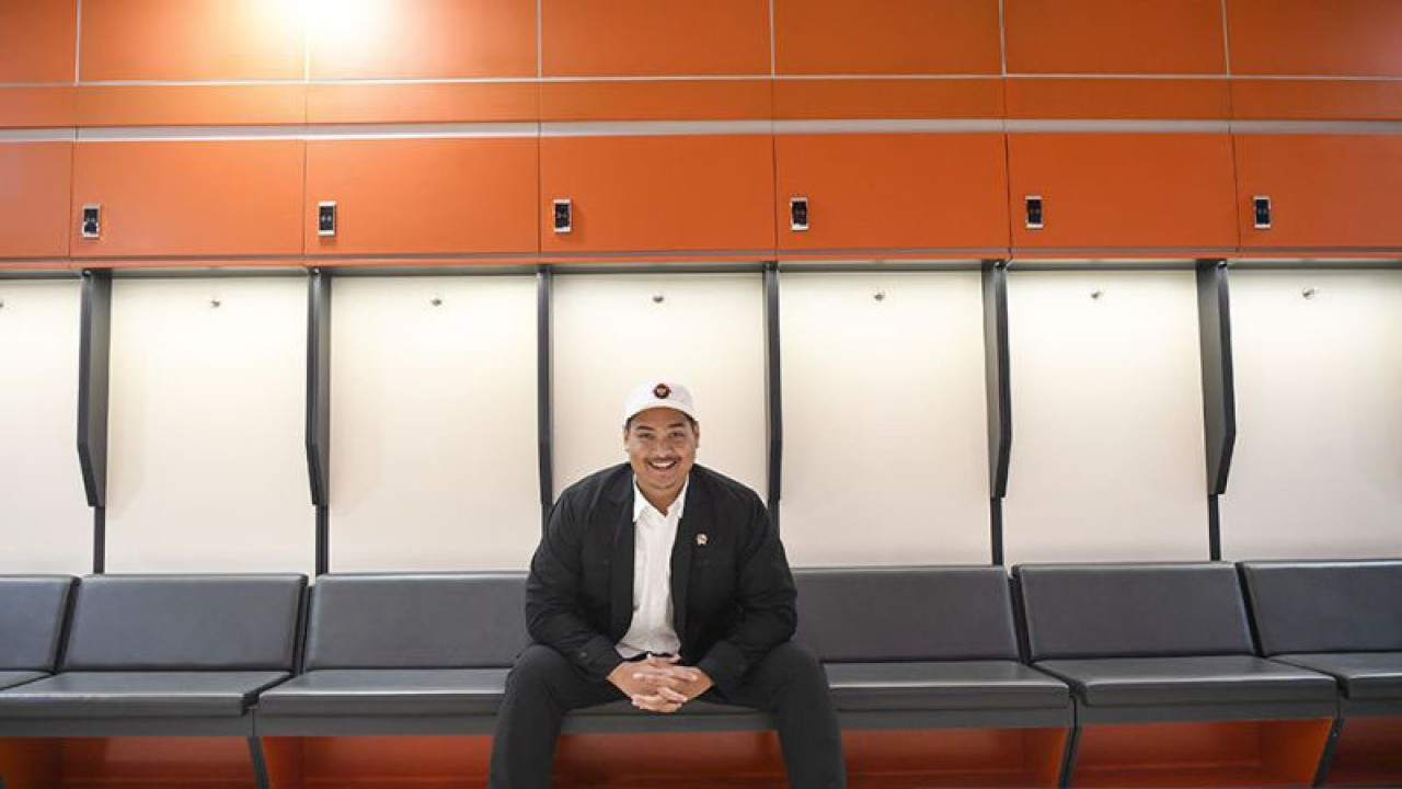 Menteri Pemuda dan Olahraga Dito Ariotedjo duduk di ruang ganti pemain saat meninjau Stadion Jakarta International Stadium (JIS) di Papanggo, Tanjung Priok, Jakarta Utara, Selasa (4/7/2023). Menpora meninjau kesiapan Stadion JIS untuk diajukan kepada FIFA sebagai salah satu lokasi Piala Dunia U-17 yang akan berlangsung pada 10 November hingga 2 Desember 2023. ANTARA FOTO/M Risyal Hidayat/Spt.