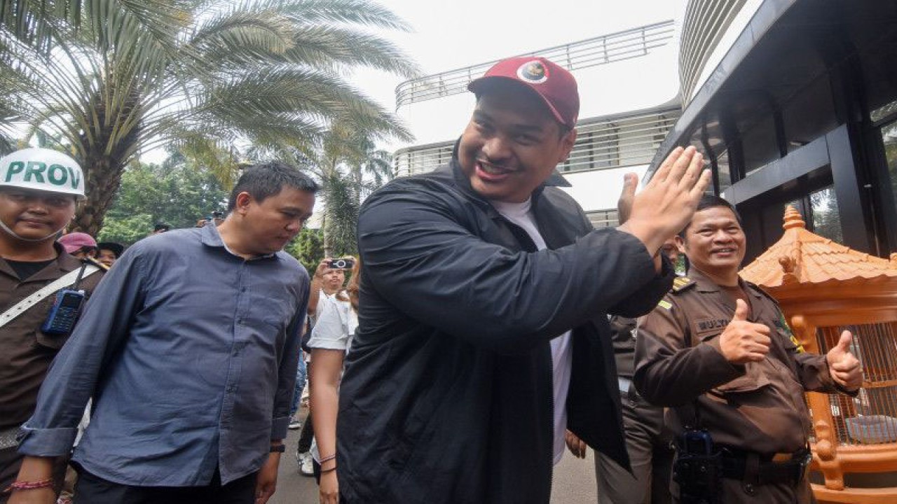 Arsip Foto - Menteri Pemuda dan Olahraga Dito Ariotedjo (tengah) tiba untuk menjalani pemeriksaan di Gedung Bundar Kejaksaan Agung, Jakarta, Senin (3/7/2023). ANTARA FOTO/Indrianto Eko Suwarso/nz
