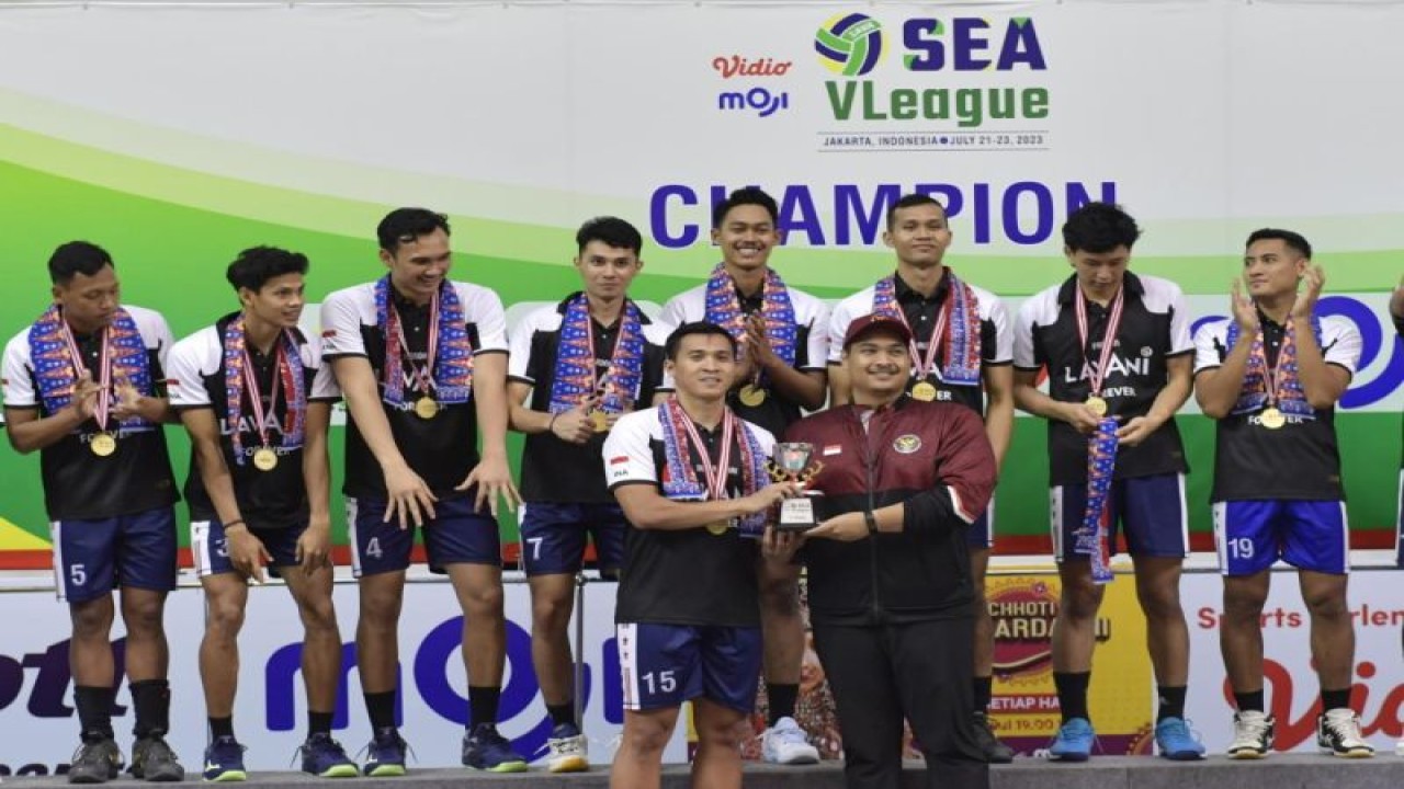 Menteri Pemuda dan Olahraga Republik Indonesia (Menpora RI) Dito Ariotedjo menyerahkan trofi kemenangan South East Asian VLeague 2023 kepada tim Indonesia di GOR Padepokan Jendral Polisi Kunarto, Sentul, Bogor, Minggu (23/7/2023). (ANTARA/HO-Kemenpora RI)