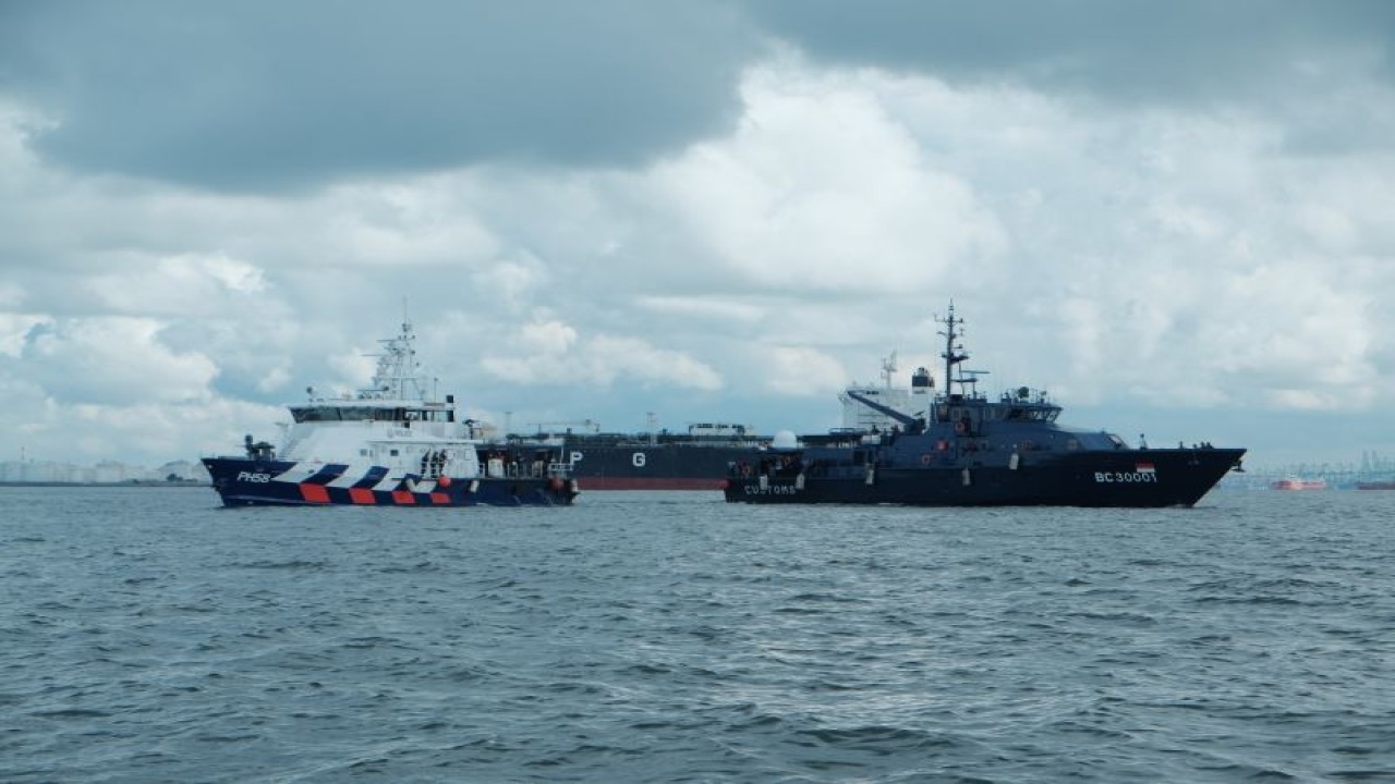 Direktorat Jenderal Bea Cukai (DJBC) melakukan kegiatan Rendezvous at Sea atau pertemuan antarinstansi dengan Singapore Police Coast Guard (SPCG) bahas kerja sama patroli perbatasan terkoordinasi di Selat Singapura pada Rabu (12/7/2023). (ANTARA/HO-Humas Bea Cukai Batam)