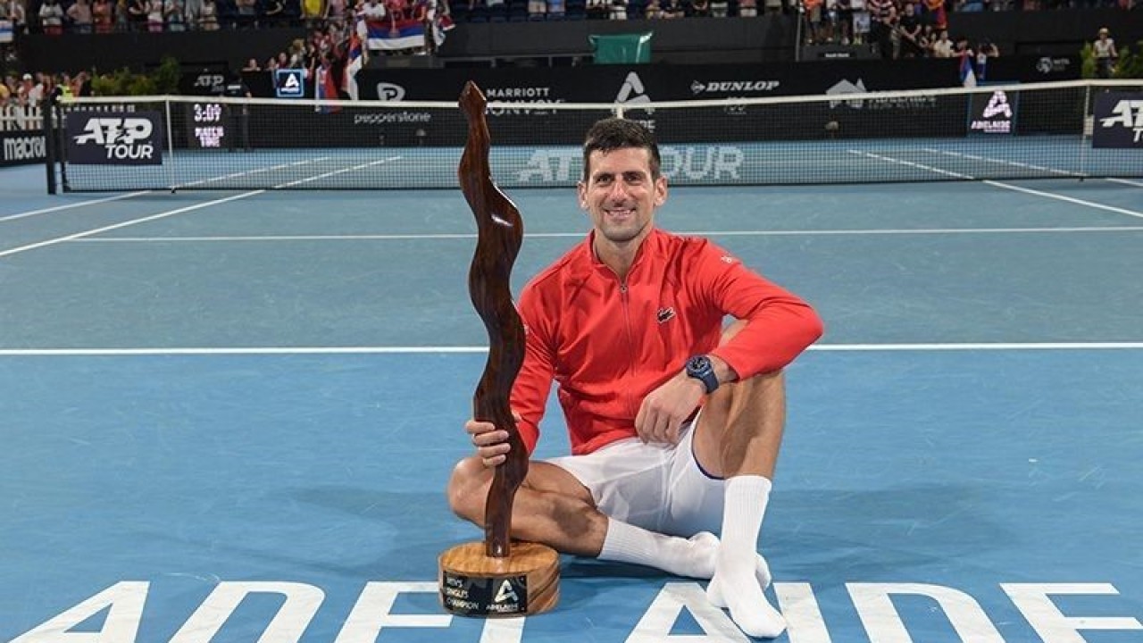 Petenis Serbia Novak Djokovic merayakan kemenangan partai final turnamen ATP Adelaide International di Adelaide, Australia (8/1/2023). (ANTARA/AFP/Brenton Edwards/aa.)